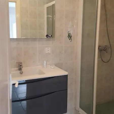 Between Utah And Barfleur Lithaire